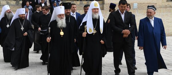 Патриарх Московский и всея Руси Кирилл (второй слева на первом плане) во время посещения архитектурного комплекса Пои Калян в Бухаре - Sputnik Узбекистан