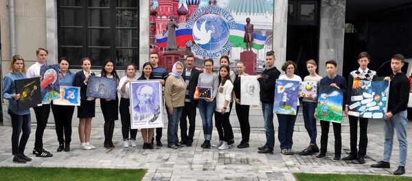 Участники круглого стола посвященного 160-летию К.Циолковского - Sputnik Узбекистан