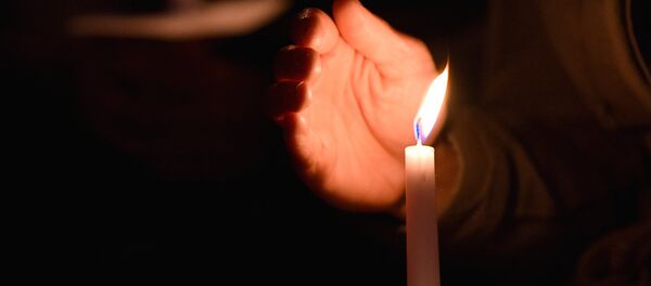Свеча в руке Свеча в руке - Sputnik Ўзбекистон