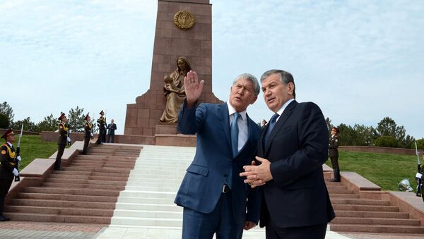 Президент Кыргызстана Алмазбек Атамбаев возложил цветы к монументу Независимости и гуманизма в городе Ташкенте - Sputnik Узбекистан