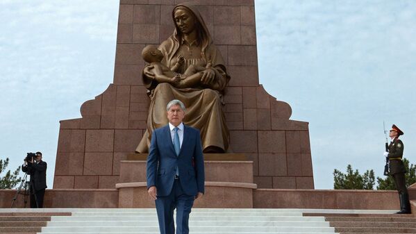 Qirg‘iziston prezidenti Almazbek Atambayev Toshkent shahridagi Mustaqillik monumentiga gulchambar qo‘ydi. - Sputnik O‘zbekiston