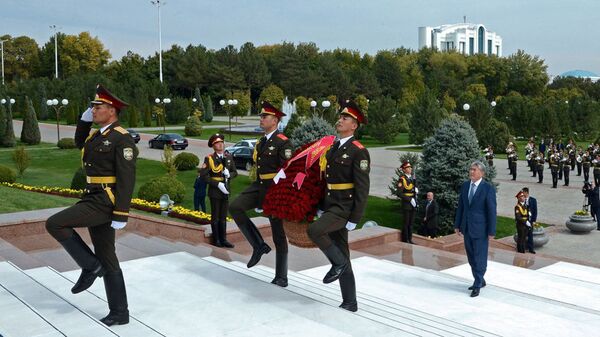 Qirg‘iziston prezidenti Almazbek Atambayev Toshkent shahridagi Mustaqillik monumentiga gulchambar qo‘ydi - Sputnik O‘zbekiston