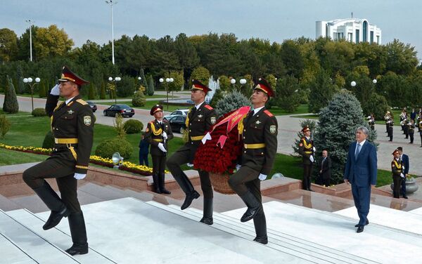 Президент Кыргызстана Алмазбек Атамбаев возложил цветы к монументу Независимости и гуманизма в городе Ташкент - Sputnik Узбекистан