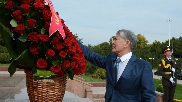 Президент Кыргызстана Алмазбек Атамбаев возложил цветы к монументу Независимости и гуманизма в городе Ташкент - Sputnik Узбекистан