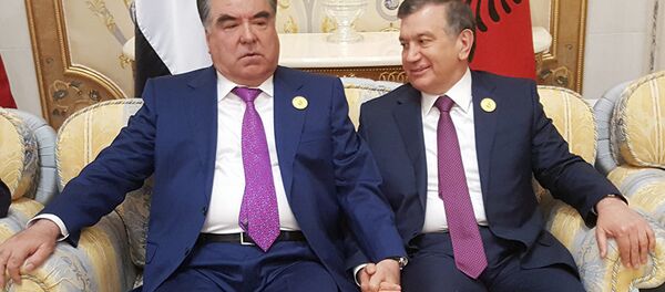 Президент Узбекистана Шавкат Мирзиёев и президент Таджикистана Эмомали Рахмон Президент Узбекистана Шавкат Мирзиёев и президент Таджикистана Эмомали Рахмон - Sputnik Ўзбекистон