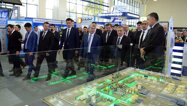 Мирзиёев и Атамбаев посетили узбекско-кыргызскую выставку в Ташкенте - Sputnik Узбекистан