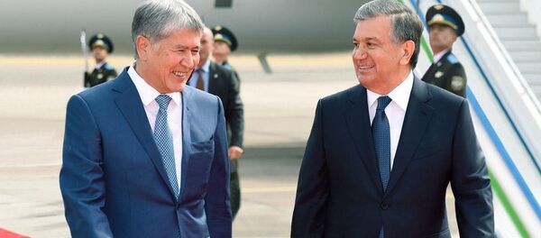 Президент Кыргызстана Алмазбек Атамбаев и Президент Узбекистана Шавкат Мирзиёев Президент Кыргызстана Алмазбек Атамбаев и Президент Узбекистана Шавкат Мирзиёев - Sputnik Ўзбекистон
