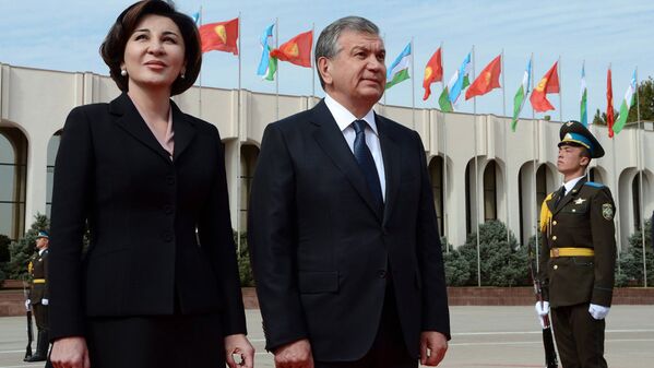 Президент Узбекистана Шавкат Мирзиёев с супругой встречают президента Кыргызстана Алмазбека Атамбаева в аэропорту Ташкента - Sputnik Узбекистан