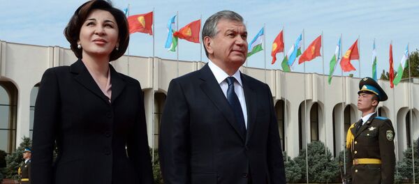 Президент Узбекистана Шавкат Мирзиёев с супругой встречает президента Кыргызстана Алмазбека Атамбаева в аэропорту Ташкента - Sputnik Ўзбекистон
