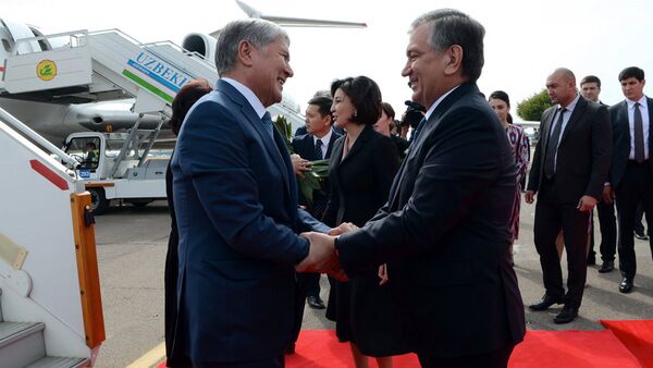 Президент Кыргызстана Алмазбек Атамбаев и президент Узбекистана Шавкат Мирзиёев во время встречи в аэропорту, в Ташкенте - Sputnik Узбекистан