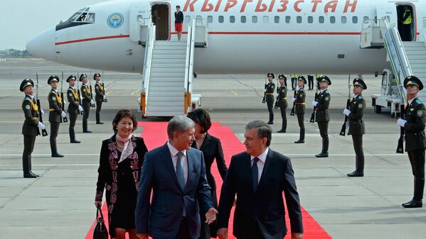 Президент Кыргызстана Алмазбек Атамбаев и президент Узбекистана Шавкат Мирзиёев во время встречи в аэропорту Ташкента - Sputnik Узбекистан