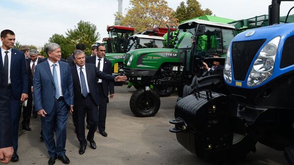 Президент Алмазбек Атамбаев и президент Узбекистана Шавкат Мирзиёев посетили выставку промышленной продукции Узбекистана и Кыргызстана в городе Ташкент - Sputnik Узбекистан