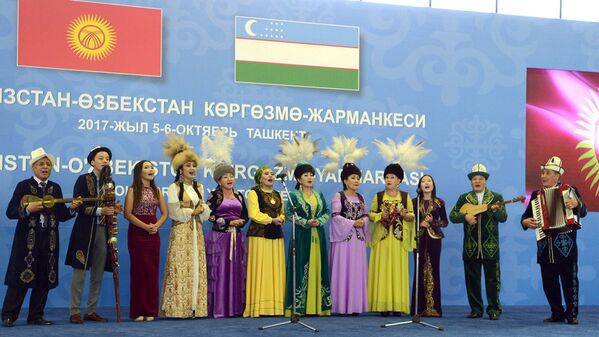 Выступление артистов на выставке промышленной продукции Узбекистана и Кыргызстана в городе Ташкент - Sputnik Узбекистан