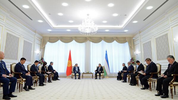 Президент Кыргызстана Алмазбек Атамбаев с президентом Узбекистана Шавкатом Мирзиёевым в резиденции Куксарой - Sputnik Узбекистан