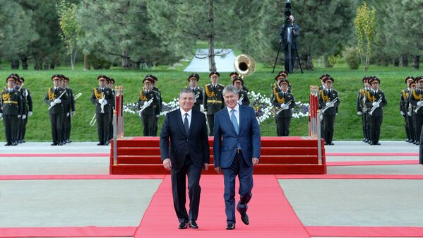 Президент Кыргызстана Алмазбек Атамбаев с президентом Узбекистана Шавкатом Мирзиёевым в резиденции Куксарой - Sputnik Узбекистан