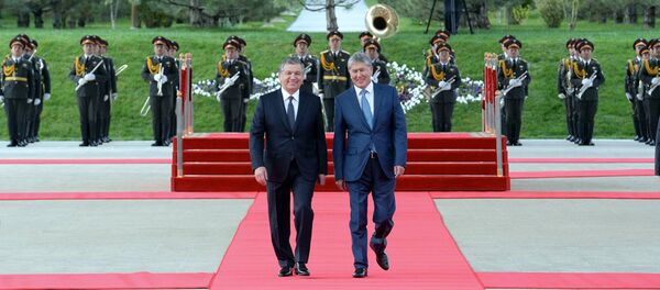 Президент Кыргызстана Алмазбек Атамбаев с президентом Узбекистана Шавкатом Мирзиёевым в резиденции Куксарой Президент Кыргызстана Алмазбек Атамбаев с президентом Узбекистана Шавкатом Мирзиёевым в резиденции Куксарой - Sputnik Узбекистан