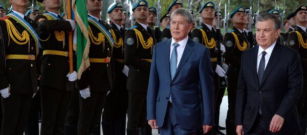 Президент Кыргызстана Алмазбек Атамбаев с Президентом Узбекистана Шавкатом Мирзиёевым в резиденции Куксарой - Sputnik Узбекистан