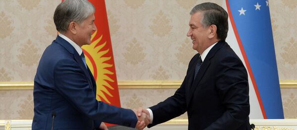Президент Алмазбек Атамбаев и Президент Шавкат Мирзиёев подписали Декларацию О стратегическом партнерстве, укреплении доверия, добрососедства между Кыргызской Республикой и Республикой Узбекистан Президент Алмазбек Атамбаев и Президент Шавкат Мирзиёев подписали Декларацию О стратегическом партнерстве, укреплении доверия, добрососедства между Кыргызской Республикой и Республикой Узбекистан - Sputnik Ўзбекистон