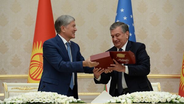 Мирзиёев подарил Атамбаеву первую книгу Манас на узбекском языке - Sputnik Узбекистан