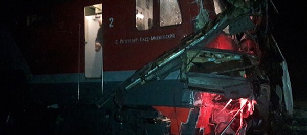 Фрагмент локомотива, столкнувшегося c пассажирским автобусом на железнодорожном переезде неподалеку от станции Покровка во Владимирской области. Максимально возможное качество. - Sputnik Узбекистан