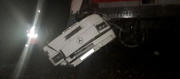 Фрагмент пассажирского автобуса, столкнувшегося c поездом на железнодорожном переезде неподалеку от станции Покров во Владимирской области. Максимально возможное качество. Фрагмент пассажирского автобуса, столкнувшегося c поездом на железнодорожном переезде неподалеку от станции Покров во Владимирской области. Максимально возможное качество. - Sputnik Узбекистан