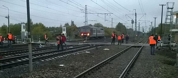 Фрагмент пассажирского автобуса, столкнувшегося c поездом на железнодорожном переезде неподалеку от станции Покровка во Владимирской области. Максимально возможное качество. Фрагмент пассажирского автобуса, столкнувшегося c поездом на железнодорожном переезде неподалеку от станции Покровка во Владимирской области. Максимально возможное качество. - Sputnik Ўзбекистон