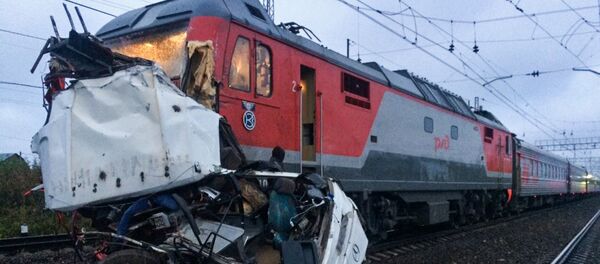 Автобус и поезд столкнулись на ж/д переезде во Владимирской области Автобус и поезд столкнулись на ж/д переезде во Владимирской области - Sputnik Узбекистан