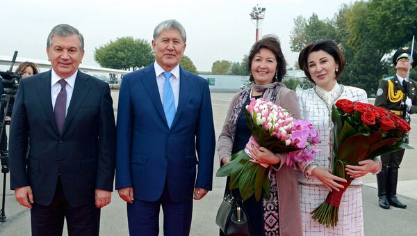Президент Алмазбек Атамбаев и президент Узбекистана Шавкат Мирзиёев с супругами - Sputnik Узбекистан