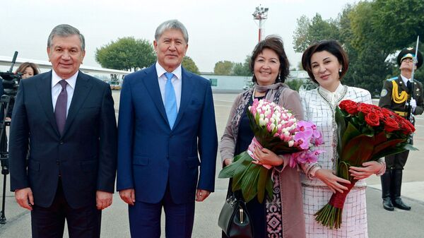 Президент Алмазбек Атамбаев и президент Узбекистана Шавкат Мирзиёев с супругами Президент Алмазбек Атамбаев и президент Узбекистана Шавкат Мирзиёев с супругами - Sputnik Узбекистан