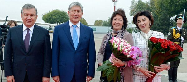 Prezident Almazbek Atambayev i Prezident Uzbekistana Shavkat Mirziyoyev s suprugami - Sputnik O‘zbekiston