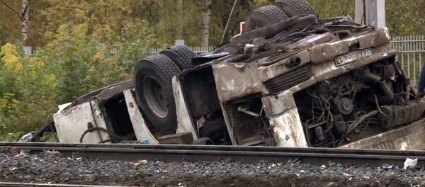 Кадры с места столкновения пассажирского автобуса и поезда Кадры с места столкновения пассажирского автобуса и поезда - Sputnik Ўзбекистон