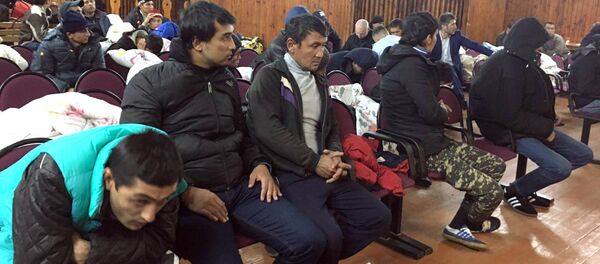 Люди во временном пункет размещения в г. Покров Владимирской области Люди во временном пункет размещения в г. Покров Владимирской области - Sputnik Ўзбекистон