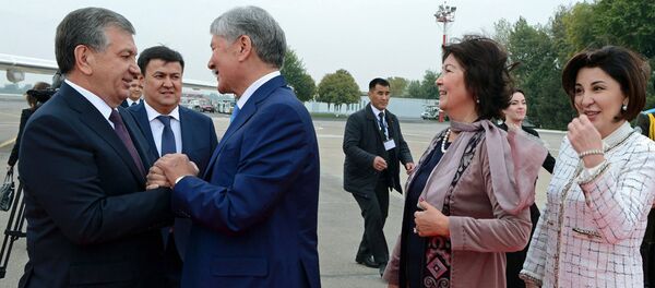 Президент Алмазбек Атамбаев и Президент Узбекистана Шавкат Мирзиёев Президент Алмазбек Атамбаев и Президент Узбекистана Шавкат Мирзиёев - Sputnik Ўзбекистон