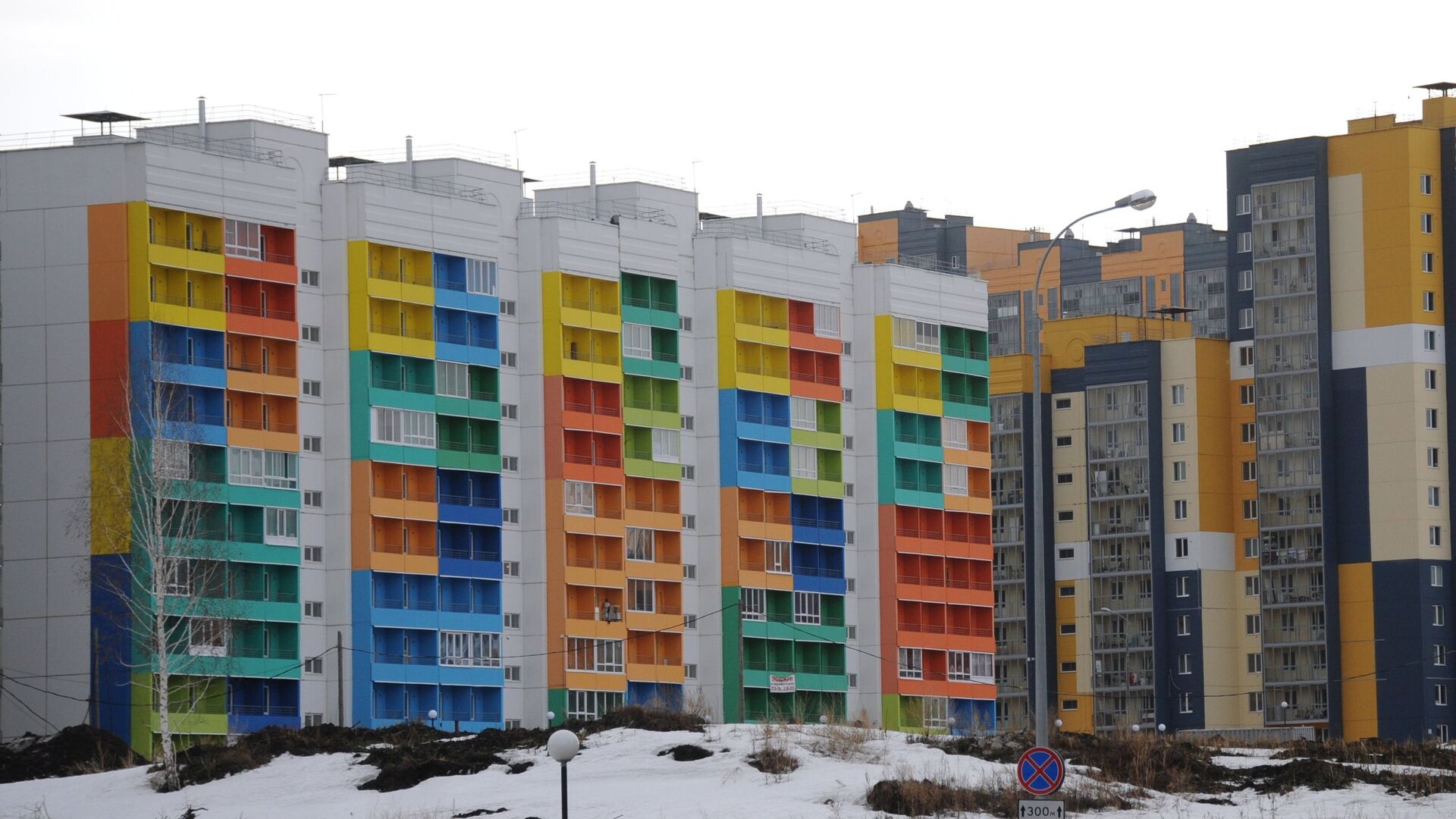 Многоэтажные дома с разноцветным фасадом - Sputnik Узбекистан, 1920, 04.03.2021