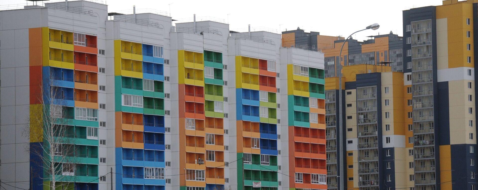 Многоэтажные дома с разноцветным фасадом - Sputnik Узбекистан, 1920, 20.05.2020