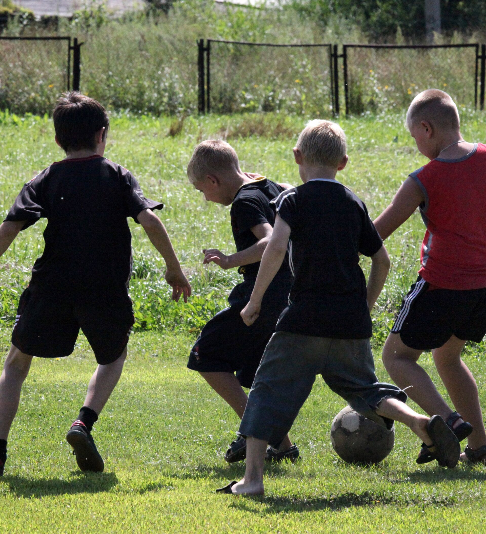 Ребенок гоняет. Дети играют в футбол. Дети во дворе. Дети играют в футбол во дворе. Футбол во дворе.