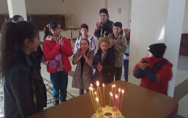 Участники проекта Ты супер Танцы поздравляют Монику Додарбекову с днем рождения - Sputnik Узбекистан