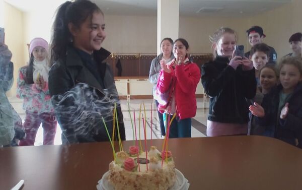Участники проекта Ты супер Танцы поздравляют Монику Додарбекову с днем рождения - Sputnik Узбекистан