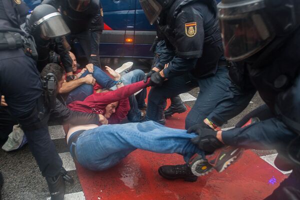 Каталония Испаниядан ажралиш тарафдорларининг полиция билан тўқнашуви - Sputnik Ўзбекистон