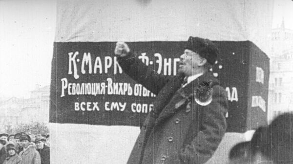 Владимир Ильич Ленин выступает на открытии временного памятника Карлу Марксу и Фридриху Энгельсу на площади Революции. 7 ноября 1918 года. - Sputnik Узбекистан