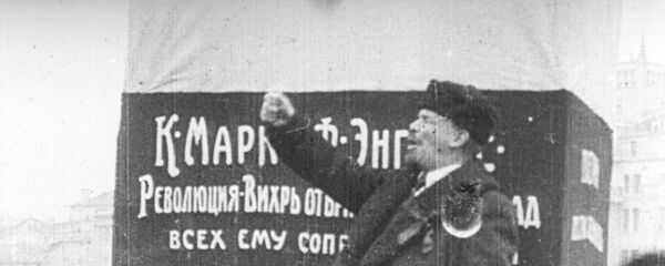 Владимир Ильич Ленин выступает на открытии временного памятника Карлу Марксу и Фридриху Энгельсу на площади Революции. 7 ноября 1918 года. - Sputnik Узбекистан