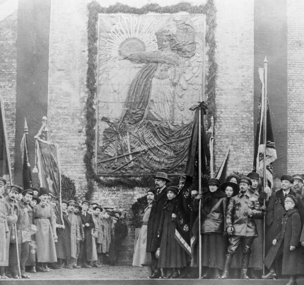 В.И. Ленин и Я.М. Свердлов на Красной площади у Кремлевской стены во время демонстрации трудящихся, посвященной 1-й годовщине Великой Октябрьской социалистической революции. 1918 год. - Sputnik Узбекистан