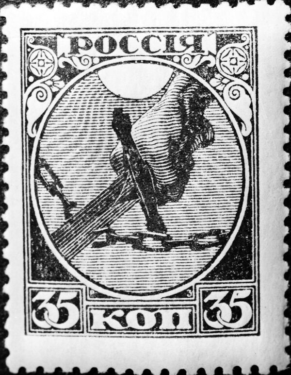 Первая революционная почтовая марка. Вышла 7.XI.1918 году в день первой годовщины Великой Октябрьской социалистической революции. Репродукция. - Sputnik Узбекистан