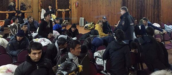 Люди во временном пункет размещения в г. Покров Владимирской области Люди во временном пункет размещения в г. Покров Владимирской области - Sputnik Ўзбекистон