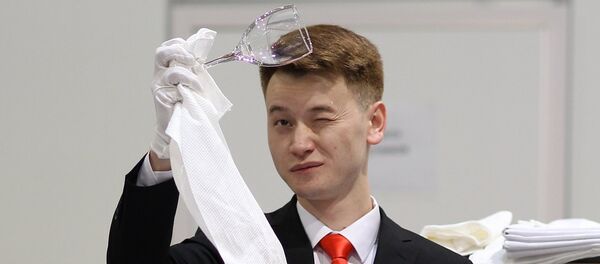 Официант проверяет чистоту бокала - Sputnik Узбекистан
