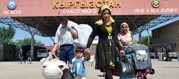 Люди проходят КПП на границе Узбекистана и Кыргызстана Люди проходят КПП на границе Узбекистана и Кыргызстана - Sputnik Ўзбекистон