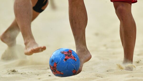 Игроки в матче по пляжному футболу среди мужчин - Sputnik Узбекистан
