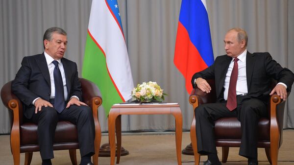 Президент РФ Владимир Путин и президент Узбекистана Шавкат Мирзиеев (слева) во время встречи - Sputnik Ўзбекистон