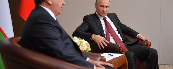 Президент РФ Владимир Путин и президент Узбекистана Шавкат Мирзиеев (слева) во время встречи Президент РФ Владимир Путин и президент Узбекистана Шавкат Мирзиеев (слева) во время встречи - Sputnik Узбекистан