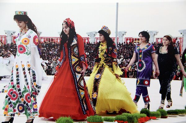 В Национальной галерее Узбекистана открылась выставка Современный Таджикистан - Sputnik Узбекистан